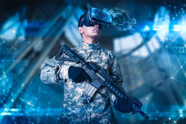 Asker savaş simülasyon eğitimi için sanal gerçeklik gözlüğü kullanıyor. Sanal hologram, simülasyon, oyun, internet ve gelecekteki yaşam kavramı..