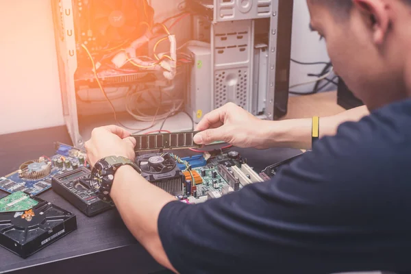 Técnico Puso Ram Placa Base Computadora Concepto Hardware Informático Reparación —  Fotos de Stock