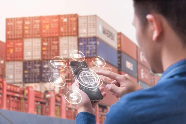 Gambar Abstrak Pria Bisnis Menunjuk Hologram Smartphone Dan Pelabuhan Kabur — Stok Foto