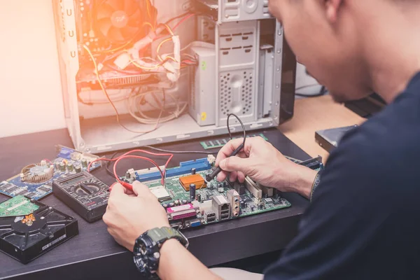 Technicien Mis Ram Sur Carte Mère Ordinateur Concept Matériel Informatique — Photo