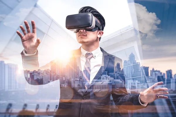 Asiático Empresario Vistiendo Gafas Virtuales Futurista Fondo Concepto Innovación — Foto de Stock