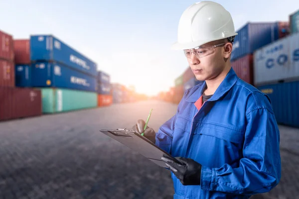 Den Abstrakta Bilden Ingenjören Nära Containervarvet Soluppgången Konceptet Teknik Sjöfart — Stockfoto