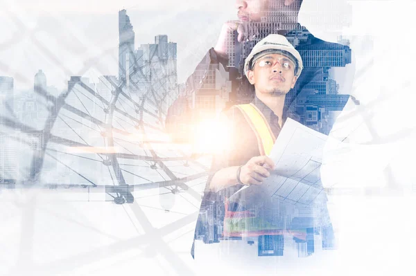 Gündoğumu sırasında kentin görüntüsüyle örtüşen mühendisin çift pozlama görüntüsü. Mühendislik, inşaat, şehir hayatı ve gelecek kavramı..