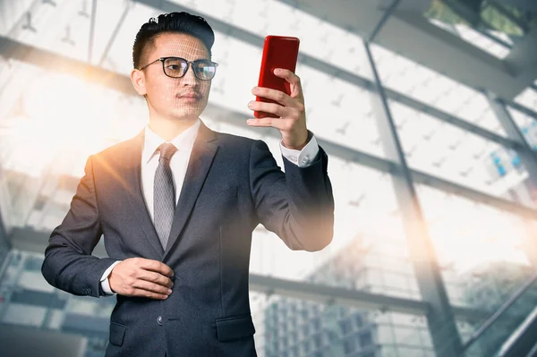 Asiático Hombre Negocios Holding Smartphone Moderno Ciudad Fondo — Foto de Stock