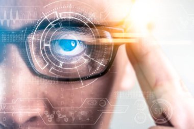 İş adamının yüz görüntüsü fütüristik hologramla çift pozlama. Modern yaşam konsepti, teknoloji, iris tarayıcı ve şeylerin interneti.