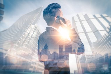 Cep telefonu ve dikiz aynasından iş adamının çifte görüntüsü 