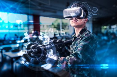 Asker savaş simülasyon eğitimi için sanal gerçeklik gözlüğü kullanıyor. Sanal hologram, simülasyon, oyun, internet ve gelecekteki yaşam kavramı..