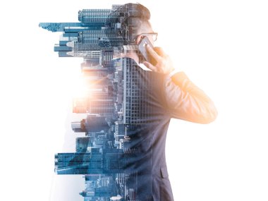 Cep telefonu ve dikiz aynasından iş adamının çifte görüntüsü 