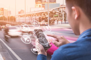 İş adamının soyut görüntüsü akıllı telefonundaki holograma ve bulanık şehir manzarasına işaret ediyor. iletişim, ulaşım, seyrüsefer, internet ve seyahat kavramı.