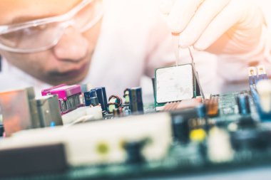 Teknisyen işlemciyi ana bilgisayarın prizine yerleştiriyor. Bilgisayar donanımı, onarım, güncelleme ve teknoloji kavramı.