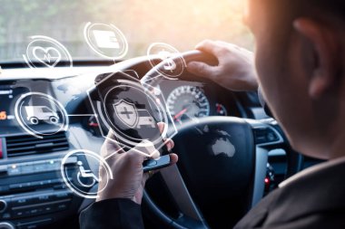 İş adamının soyut görüntüsü araba kokpitindeki akıllı telefonundaki holograma işaret ediyor. nesnelerin iletişim, ağ, navigasyon, ulaşım ve internet kavramı.