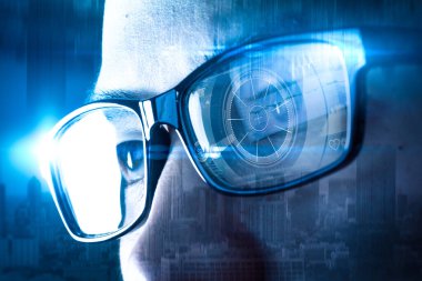 İş adamının yüz görüntüsü fütüristik hologramla çift pozlama. Modern yaşam konsepti, teknoloji, iris tarayıcı ve şeylerin interneti.