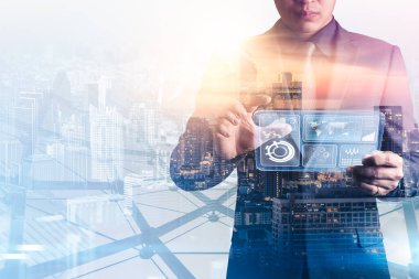 Gündoğumu sırasında akıllı telefon kullanan bir iş adamının şehir görüntüsüyle çifte pozlama görüntüsü. Modern hayat, iş, şehir hayatı ve internet kavramı..