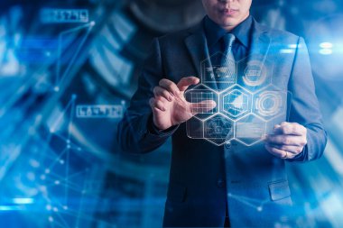 İş adamının soyut görüntüsü, akıllı telefonundaki hologramı ve bulanık şehir manzarasını gösteriyor. İletişim ağı, siber güvenlik, internet ve gelecekteki yaşam kavramı..