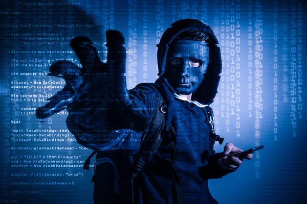 黑客使用智能手机计算机并以二进制代码盗取数据的抽象图像 网络攻击 恶意软件 非法和网络安全的概念 — 图库照片