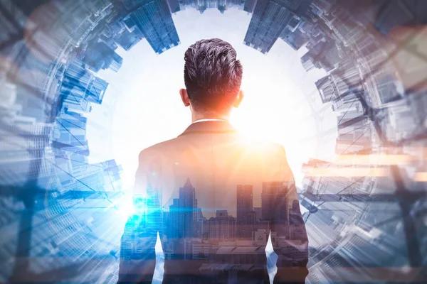 Gündoğumu sırasında kentin görüntüsüyle örtüşen iş adamının çifte pozlama görüntüsü. Modern hayat, iş, şehir hayatı ve internet kavramı..