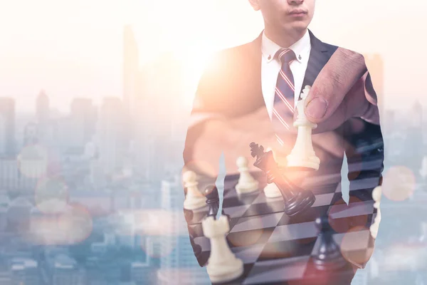 Den Dubbla Exponeringen Bild Affärsmannen Står Soluppgången Overlay Med Schackspel — Stockfoto