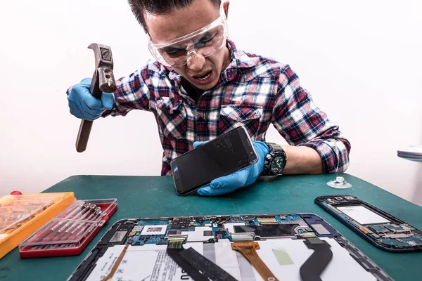 Kızgın teknisyenin soyut görüntüsü laboratuvardaki akıllı telefonu yok ediyor. duygular kavramı, kızgın, profesyonel, teknisyen, elektronik ve iş