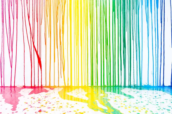 Beyaz duvardaki renk sıçramasının soyut arkaplan resmi.