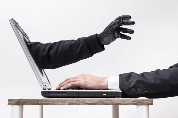 在商人打字的过程中 黑客手部的抽象图像通过笔记本电脑屏幕传递出来 网络攻击 恶意软件 非法和网络安全的概念 — 图库照片