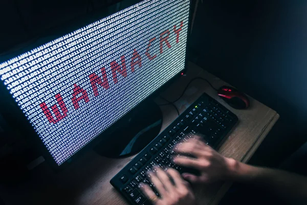 Hacker Está Desarrollando Malware Wannacry Oscuridad Desarrollador Que Escribe Teclado — Foto de Stock