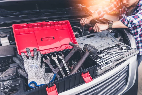 Asian Technician Repairing Modify Car Engine Garage Toolbox Foreground Concept – stockfoto