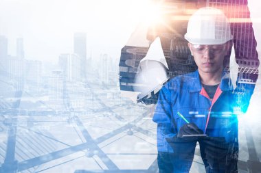 Gündoğumu sırasında kentin görüntüsüyle örtüşen mühendisin çift pozlama görüntüsü. Mühendislik, inşaat, şehir hayatı ve gelecek kavramı..