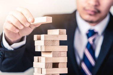 İş adamının çifte pozlama görüntüsü kuledeki tuğlalardan birini şehir manzarasıyla örtüyordu. 