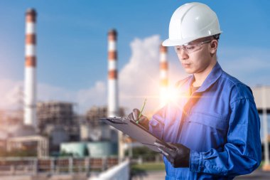 Elektrik santralinde gün doğumunda yazan mühendisin soyut görüntüsü. temiz enerji kavramı, fütüristik, sanayile4.0 ve şeylerin interneti