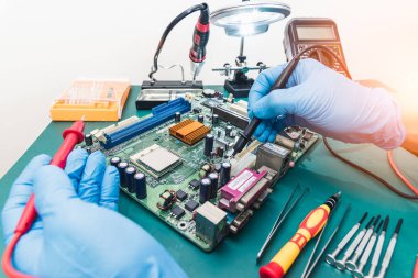 Bilgisayar sisteminde voltaj ölçümü için voltaj ölçer kullanan teknisyenin soyut görüntüsü. Bilgisayar donanımı, onarım, güncelleme ve teknoloji kavramı.