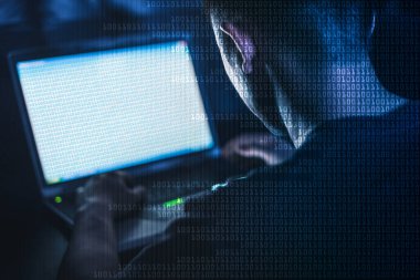 Asyalı programcının masaüstü bilgisayarı ile yazılımı geliştireceği soyut görüntü. Kodlama, programlama, geliştirme, yazılım, eğitim ve teknoloji kavramı.