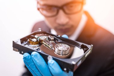 İş adamının sabit diski ve beyaz arkaplanı incelerkenki soyut görüntüsü. iş, teknoloji, veri, bilgi, istihdam, yönetim ve elektronik kavramı