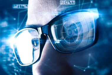 İş adamının yüz görüntüsü fütüristik hologramla çift pozlama. Modern yaşam konsepti, teknoloji, iris tarayıcı ve şeylerin interneti.