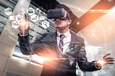 İş adamının soyut görüntüsü çatıdaki hologramı ve bulanık şehir manzarasını gösteriyor. Şeylerin iletişim, ağ, iş, siber, ekonomi ve İnternet kavramı.