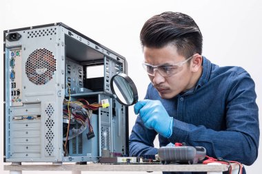 Teknisyen bilgisayarı tamir ediyor. Bilgisayar donanımı, onarım, güncelleme ve teknoloji kavramı.
