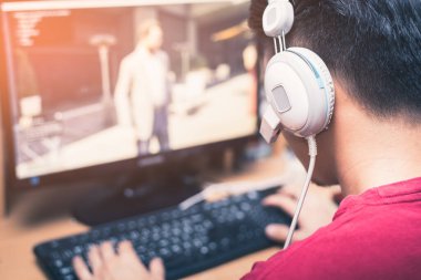 Masaüstü bilgisayarının yanında oyun oynayan Asyalı oyuncunun soyut görüntüsü. etkinlik, oyun, teknoloji, yaşam tarzı, eğitim, e-spor ve şeylerin İnternet konsepti.