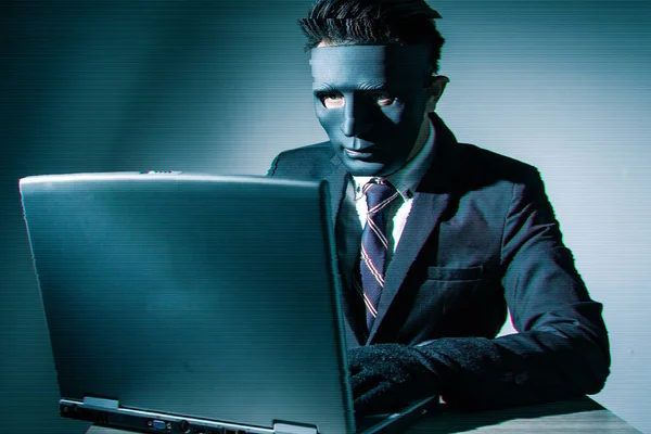 Immagine Astratta Dell Hacker Indossa Una Maschera Usando Computer Portatile — Foto Stock