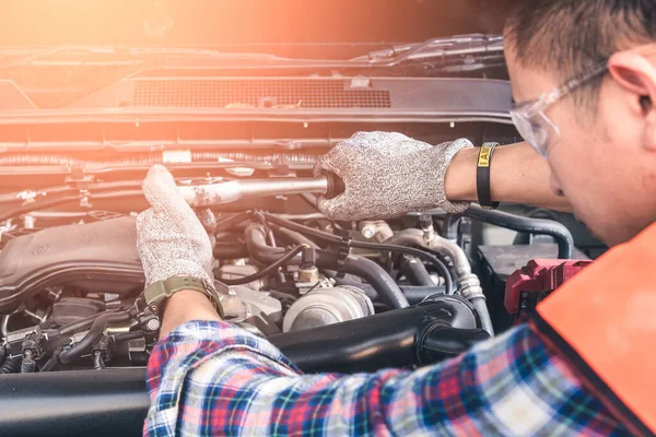 Ázsiai Technikus Javítja Vagy Módosítja Autó Motorját Garázsban Autóipar Javítás — Stock Fotó