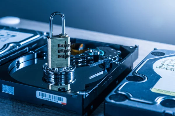 Üstünde asma kilit ve beyaz kopya alanı olan bozuk para yığınının soyut görüntüsü. Tasarruf, iş, mali, siber güvenlik ve dijital suç kavramı.