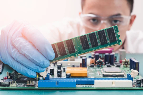 Técnico Asiático Está Colocando Cpu Tomada Placa Mãe Computador Conceito — Fotografia de Stock