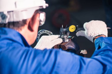 Endüstriyel fabrikada bilyeyi olgunlaştıran teknisyenin soyut resmi. temiz enerji kavramı, fütüristik, sanayile4.0 ve şeylerin interneti.