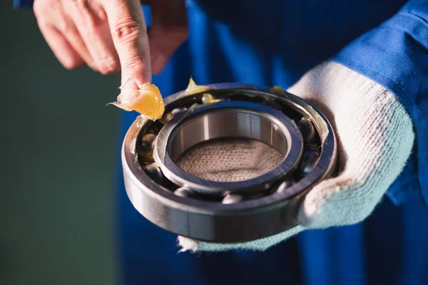 Machinist Brengt Vet Aan Lagers Het Concept Van Lassen Machines Rechtenvrije Stockafbeeldingen