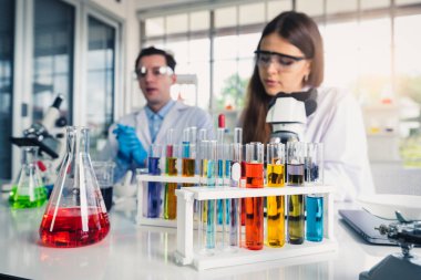 Bilim adamları, anti-koronavirüs aşısı formülünü laboratuvarda icat etmek için çok çalışıyorlar. Koronavirüs, aşı, laboratuvar ve tıbbi konsept.