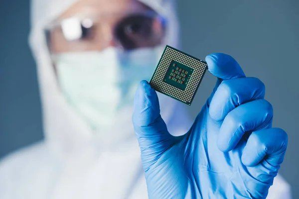 Cientista Segurando Chipset Laboratório Conceito Computador Serviço Eletrônica Hardware Reparação — Fotografia de Stock