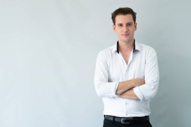 Kafkas iş adamının portre malzemesi resmi gri bir arka fonun önünde duruyor..