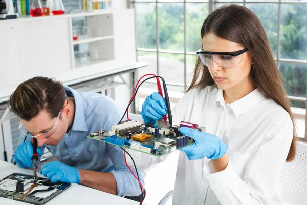 Teknisyenin laboratuvardaki bilgisayarın ana kartının içindeki soyut görüntüsü. bilgisayar donanımı, cep telefonu, elektronik, onarım, güncelleme ve teknolo kavramı