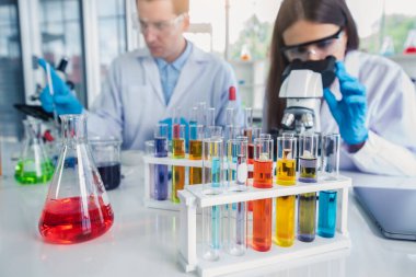 Bilim adamları, anti-koronavirüs aşısı formülünü laboratuvarda icat etmek için çok çalışıyorlar. Koronavirüs, aşı, laboratuvar ve tıbbi konsept.