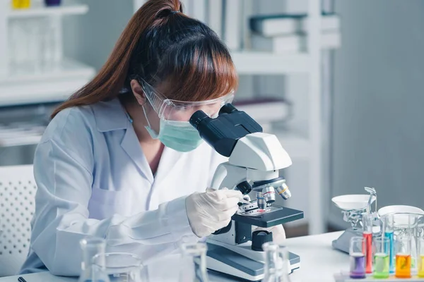 Bilim adamları, anti-koronavirüs aşısı formülünü laboratuvarda icat etmek için çok çalışıyorlar. Koronavirüs, aşı, laboratuvar ve tıbbi konsept.