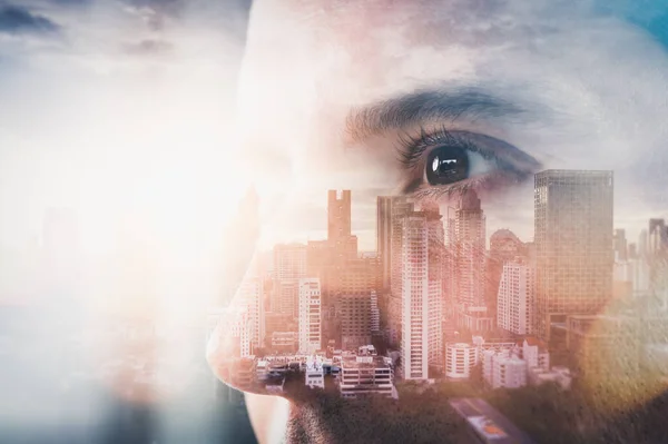 日の出の間に探しているビジネスマンの二重露光画像が街並のイメージでオーバーレイ 現代の生活 テクノロジー アイリススキャナー モノのインターネットの概念 — ストック写真