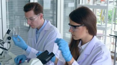 Laboratuvarda çalışan bilim adamları.